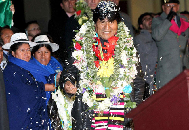 El presidente de Bolivia, a su llegada al aeropuerto de El Alto en La...