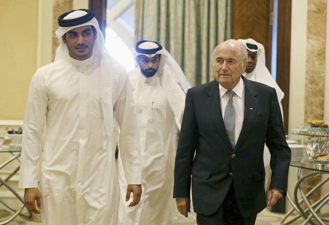 Joseph Blatter con los representantes de Qatar 2022.
