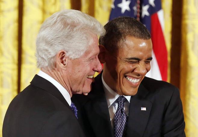 Clinton y Obama bromean en Washington.