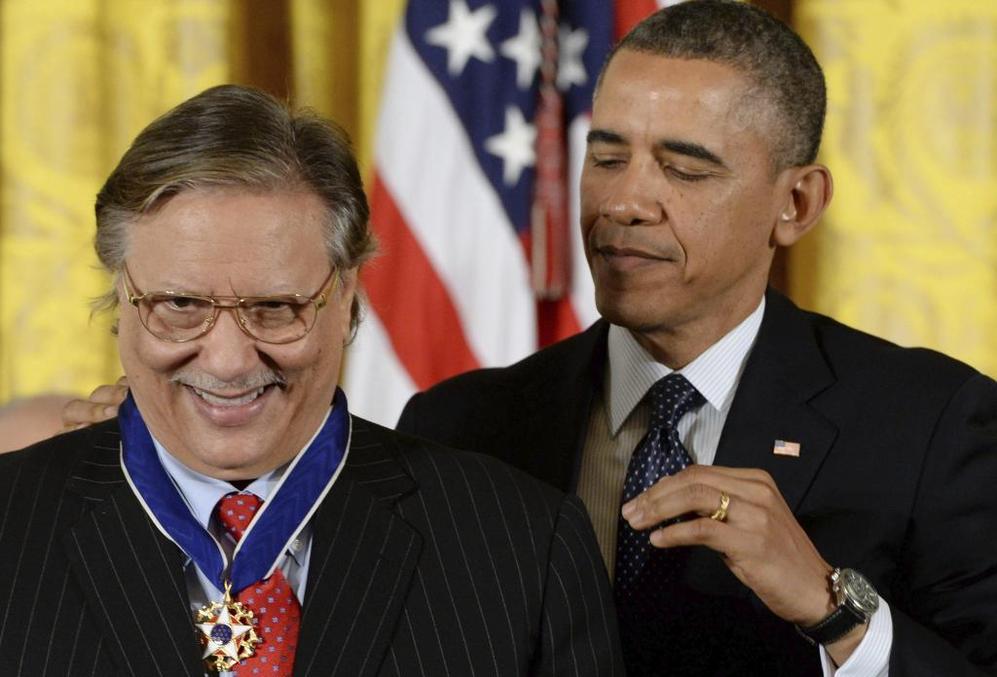 El presidente de EEUU coloca la medalla al msico de Jazz, Arturo...