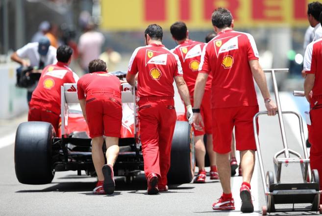 Mecnicos de Ferrari, con uno de sus coches en Interlagos.