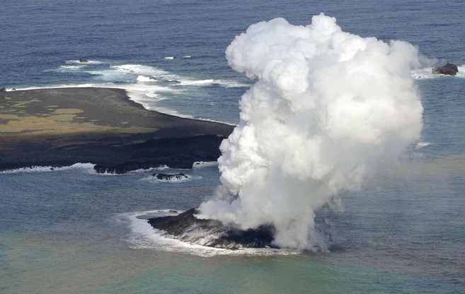 El humo de un volcn submarino en erupcin forma una nueva isla en...