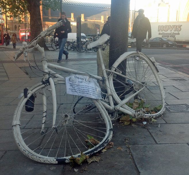 “Bici fantasma" en homenaje a una ciclista muerta en...