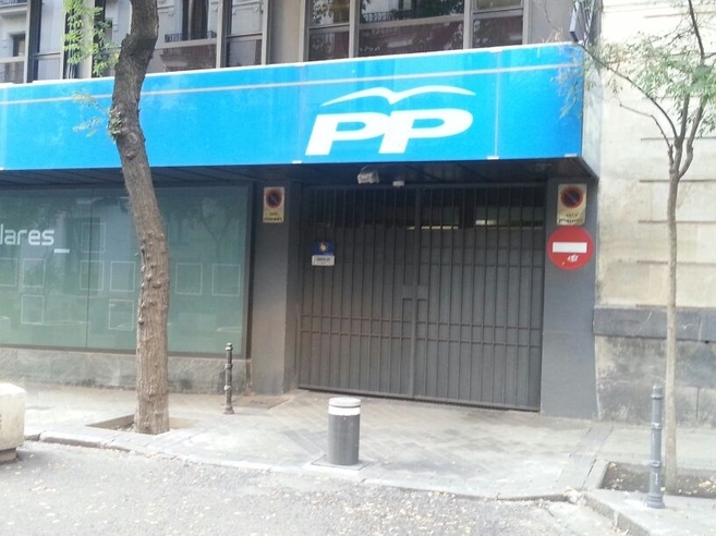 Entrada a la sede del PP por la calle Zurbano.