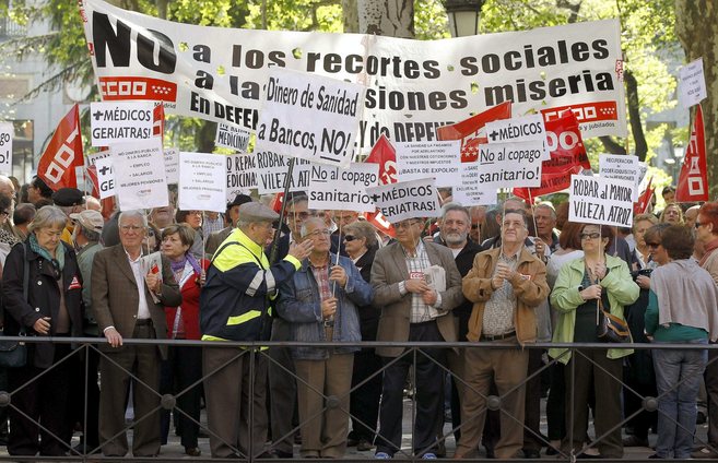 Un grupo de pensionistas y jubilados protesta contra el copago...