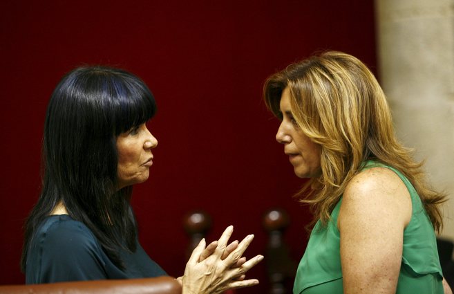 Susana Díaz  conversa con Micaela Navarro, durante una sesión en el...