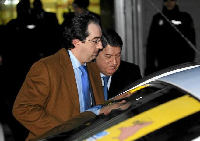 El ex vicepresidente de Bankia, Jos Luis Olivas (con chaqueta...