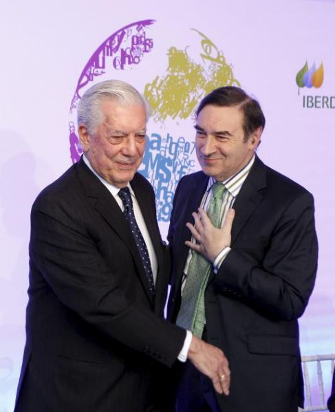 Mario Vargas Llosa y Pedro J. Ramírez se saludan en la entrega de...