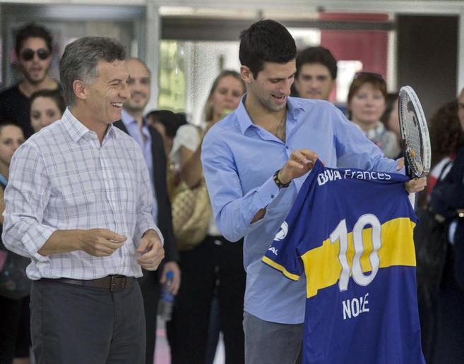 Novak Djokovic recibe la camiseta de Boca Juniors.