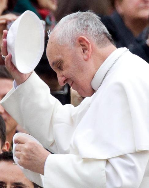 El papa Francisco saluda a los fieles en la plaza de San Pedro.