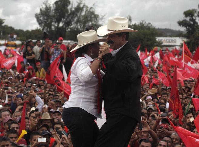 Xiomara Castro y su marido, el ex presidente Zelaya, bailan en Danli.