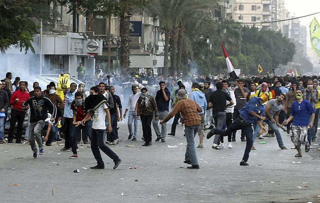 Simpatizantes de Mursi se enfrentan a la polica antidisturbios en el...