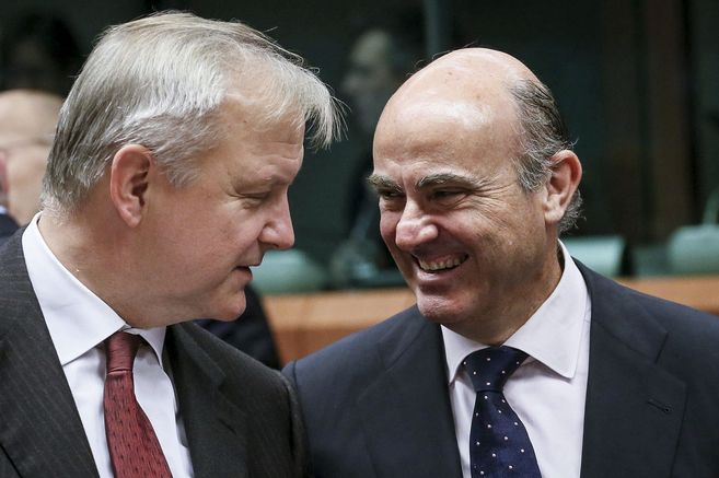 El responsable europeo de Asuntos Econmicos, Olli Rehn, conversa con...