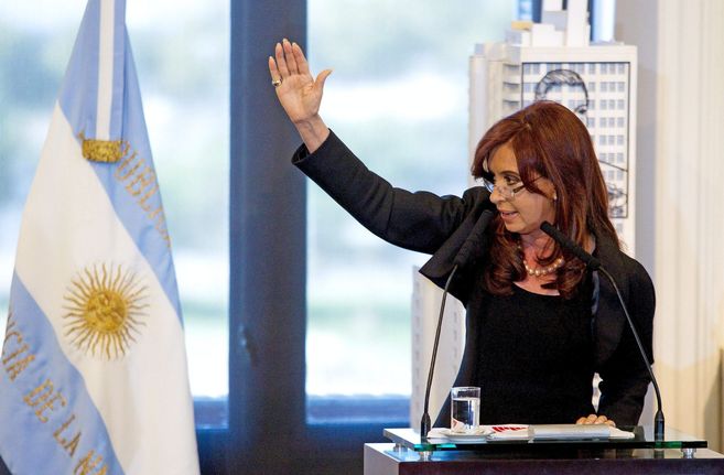 La presidenta de Argentina anuncia la expropiacin de YPF en 2012.