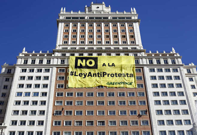 Pancarta de Greenpeace en el Edificio Espaa.