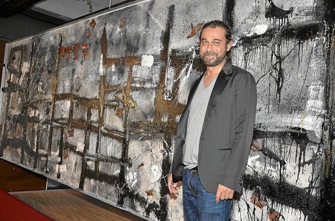 El actor Jordi Moll junto al mural 'Incendio' el pasado...
