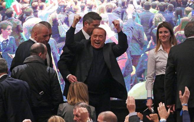 Berlusconi saluda con euforia a sus seguidores en Roma.