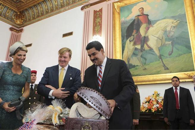 El presidente venezolano, Nicols Maduro, recibe varios regalos de...