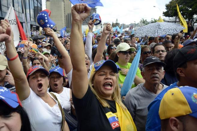 Cientos de ciudadanos protestan en las calles de Caracas contra el...