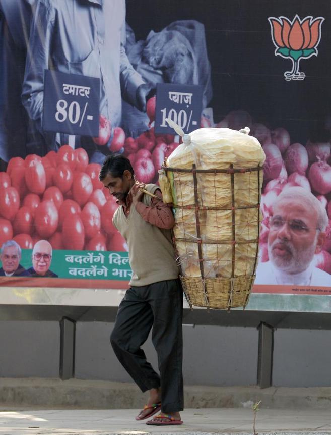 Un cartel que muestra el alto precio de alimentos en la India.