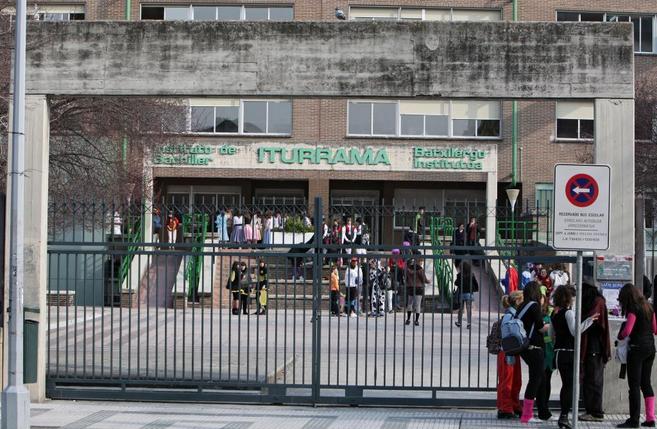 Grupos de jóvenes se congregan a la entrada del instituto Iturrama en...