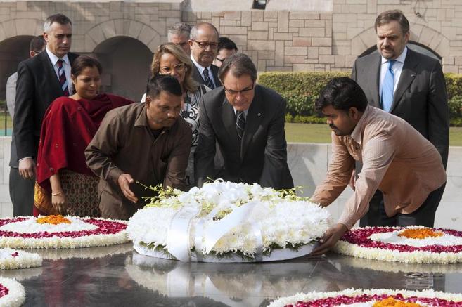 Artur Mas haciendo la ofrenda floral al monumento de Gandhi