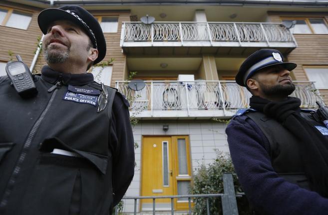 Dos policas hacen guardia ante la casa donde fueron localizadas las...