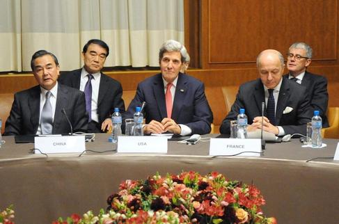 John Kerry entre el ministro de exteriores chino y el francs Laurent...