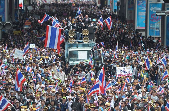 Decenas de manifestantes recorren las calles de Bangkok para forzar el...