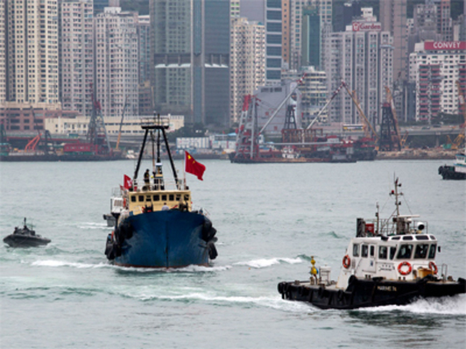 La Polica detiene a un buque pesquero de Hong Kong al intentar...