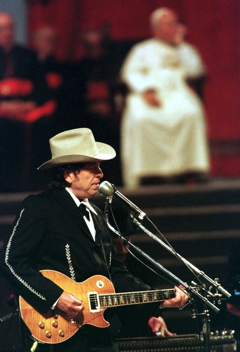 Dylan, durante su actuacin para el Papa Juan Pablo II, en 1997.
