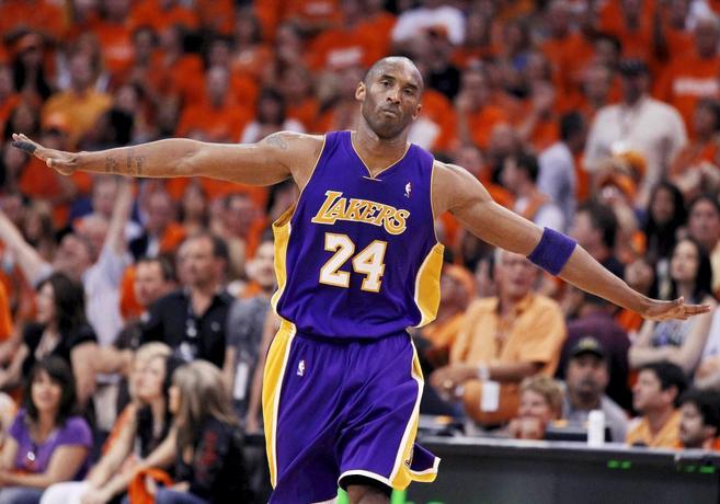 Kobe Bryant celebra una canasta en un partido con los Lakers.