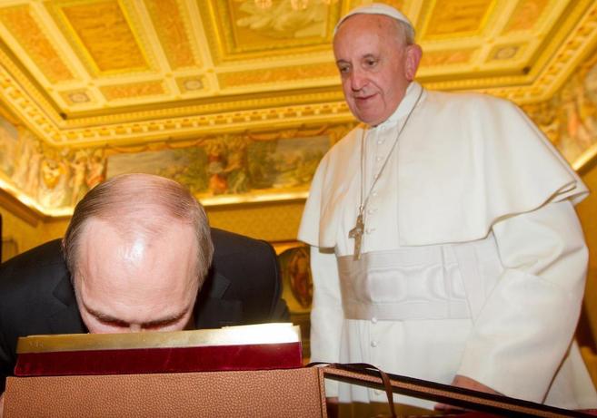 El presidente ruso besa el regalo que entreg al Papa, ayer, en el...