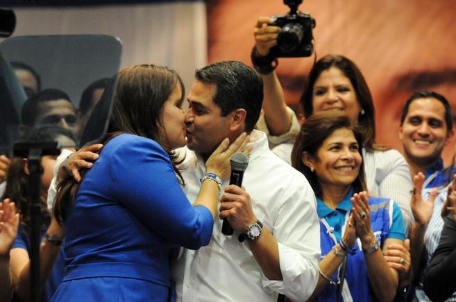 Juan Orlando, lder del Partido Nacional, besa a su esposa para...
