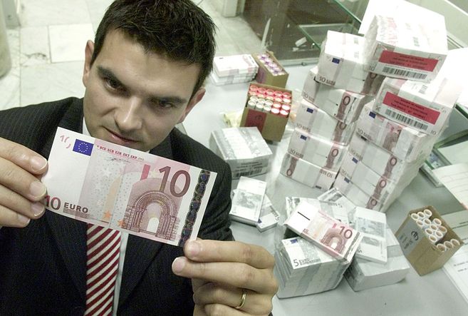 Uno de los primeros billetes de 10 euros, emitido en 2001.