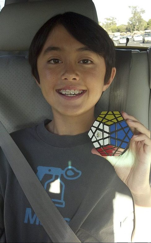 Quin Etnyre, con un cubo de Rubik que puede resolver en 16 segundos.
