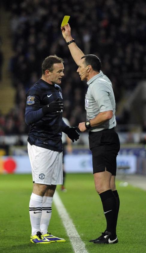 Rooney protesta a Neil Swarbric tras realizar una dura entrada.