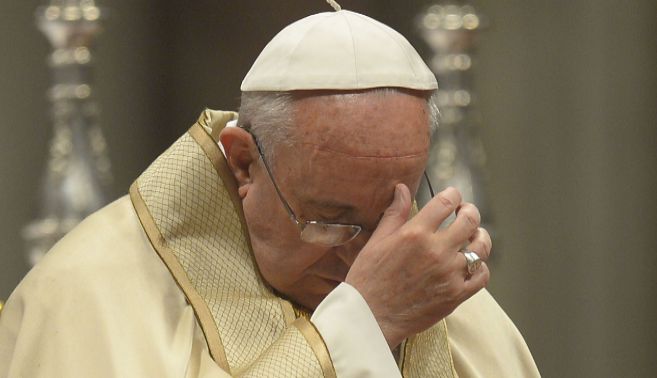 El Papa Francisco haciendo el signo de la cruz.