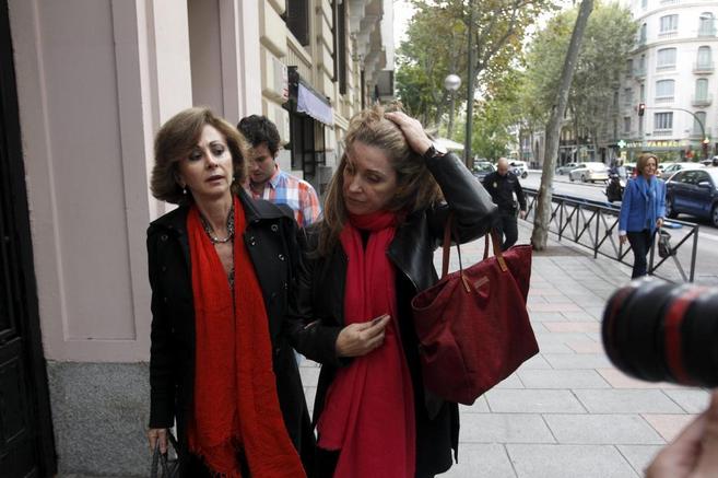 Rosala Iglesias y su abogada, en una imagen del pasado octubre.