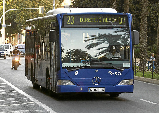 Uno de los autobuses del servicio de transporte comarcal en Alicante.