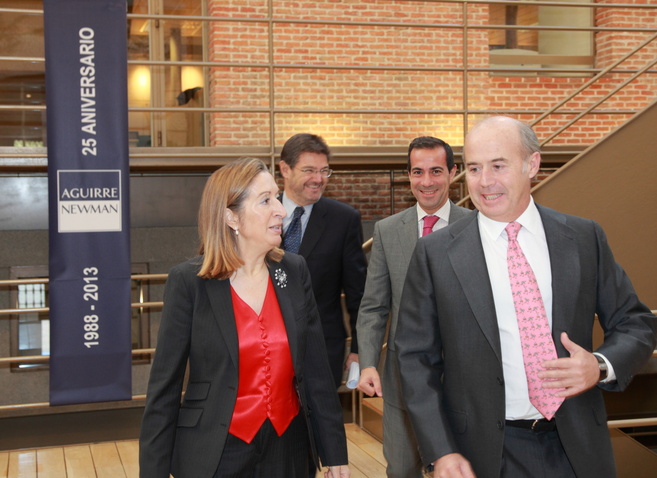 La ministra de Fomento, Ana Pastor, con Santiago Aguirre, presidente...