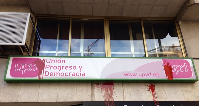 Pintadas en el rtulo de la sede de UPyD en Alicante.