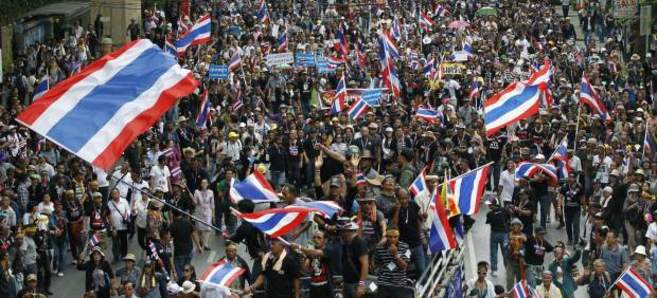 Decenas de miles de manifestantes protestan en Bangkok en contra del...