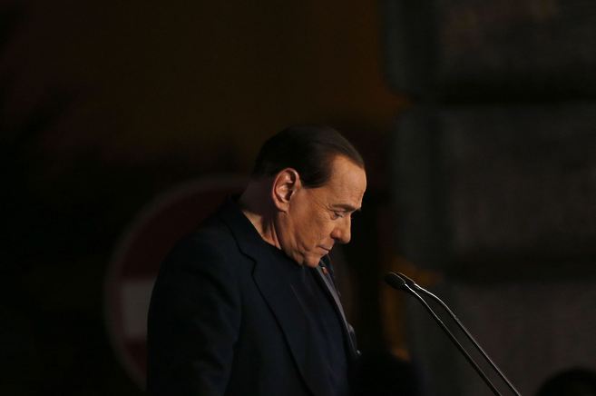 El ex primer ministro italiano Silvio Berlusconi se dirige a sus...