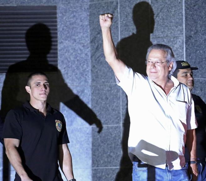Jose Dirceu, jefe del Gabinete del Gobierno de Lula, levanta el puo...
