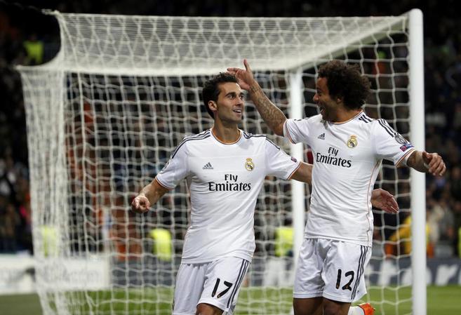 Marcelo felicita a Arbeloa tras su gol al Galatasaray.
