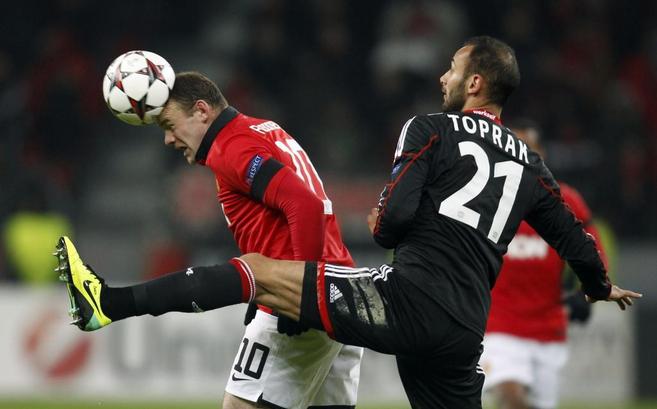 Oemer Toprak trata de evitar un cabezazo de Rooney.