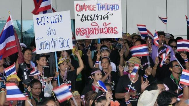 Protestantes antigubernamentales se manifiestan en Bangkok