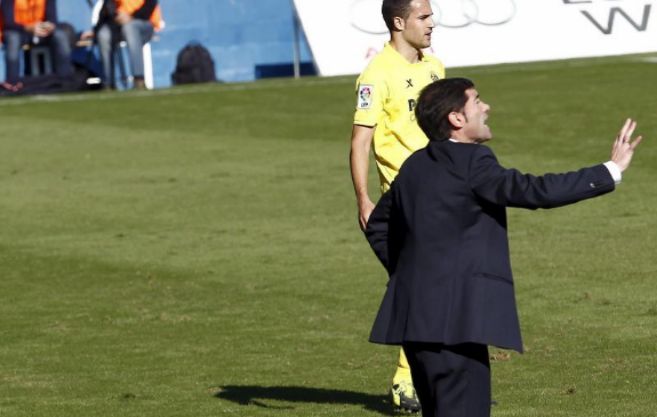 El tcnico del Villarreal da instrucciones a sus jugadores.