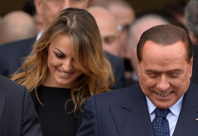 La novia de Berlusconi, Francesca Pascale, junto al ex primer ministro...